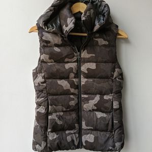 Uniqlo detachable hood grey camo puffer vest